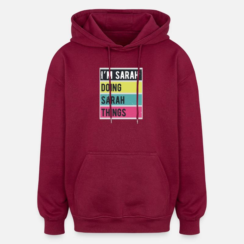 I’m Sarah Doing Sarah Things Retro - Oversized Unisex Hoodie - Burgunderrot