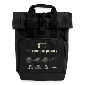 The Four-Grit Journey: Steinpolitur Prozess - Rolltop Rucksack mit zwei Griffen - Schwarz - Vorne