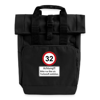 32 Achtung nur Bier als Treibstoff einfüllen - Rolltop Rucksack mit zwei Griffen - Schwarz - Vorne