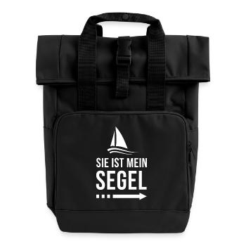 Sie ist mein Segel | Partnershirt | Ehemann | Ehe - Rolltop Rucksack mit zwei Griffen - Schwarz - Vorne
