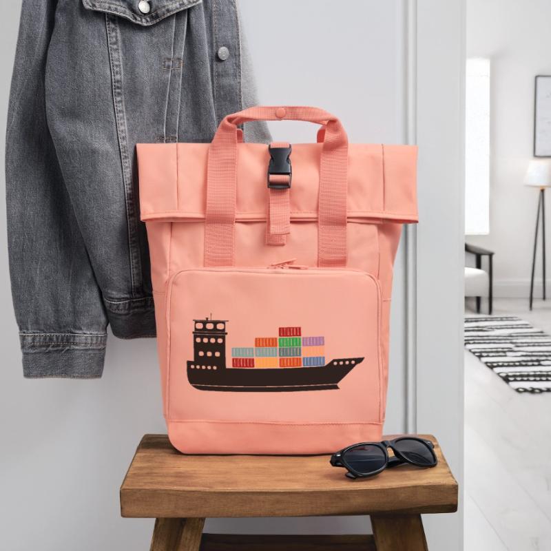 Seecontainerschiff oder Boot mit Containern Rolltop Rucksack mit zwei Griffen