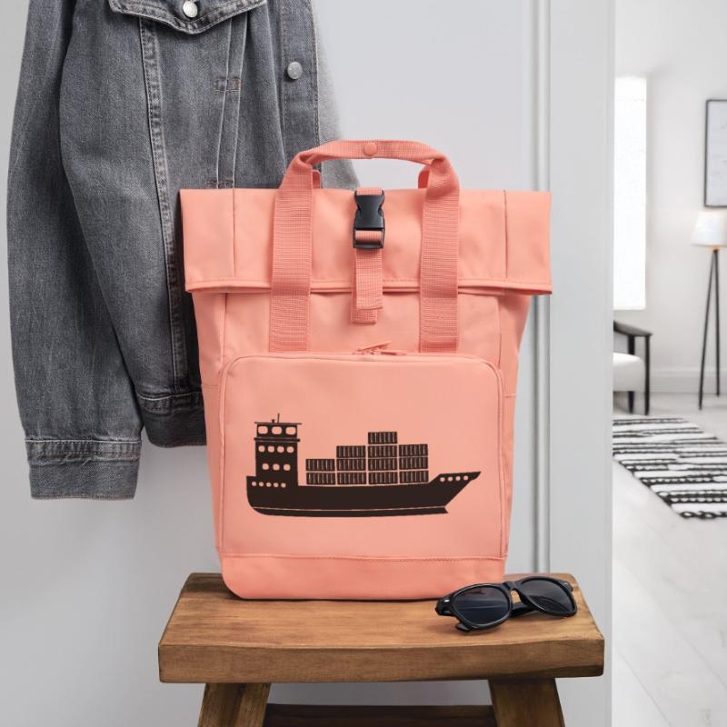 Seecontainerschiff oder Boot mit Containern Rolltop Rucksack mit zwei Griffen
