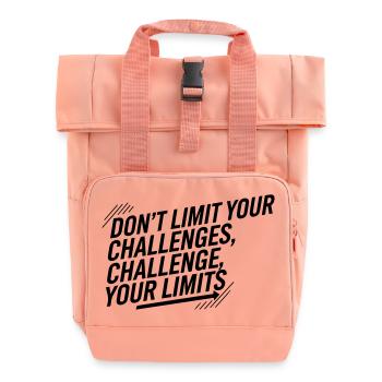 Fordere deine Grenzen heraus – Motivation: Mentale Härte - Rolltop Rucksack mit zwei Griffen - Chintzrosa - Vorne
