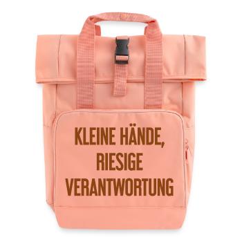 Kleine Hände, riesige Verantwortung Eltern-Spruch - Rolltop Rucksack mit zwei Griffen - Chintzrosa - Vorne