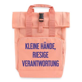 Kleine Hände, riesige Verantwortung Eltern-Spruch - Rolltop Rucksack mit zwei Griffen - Chintzrosa - Vorne