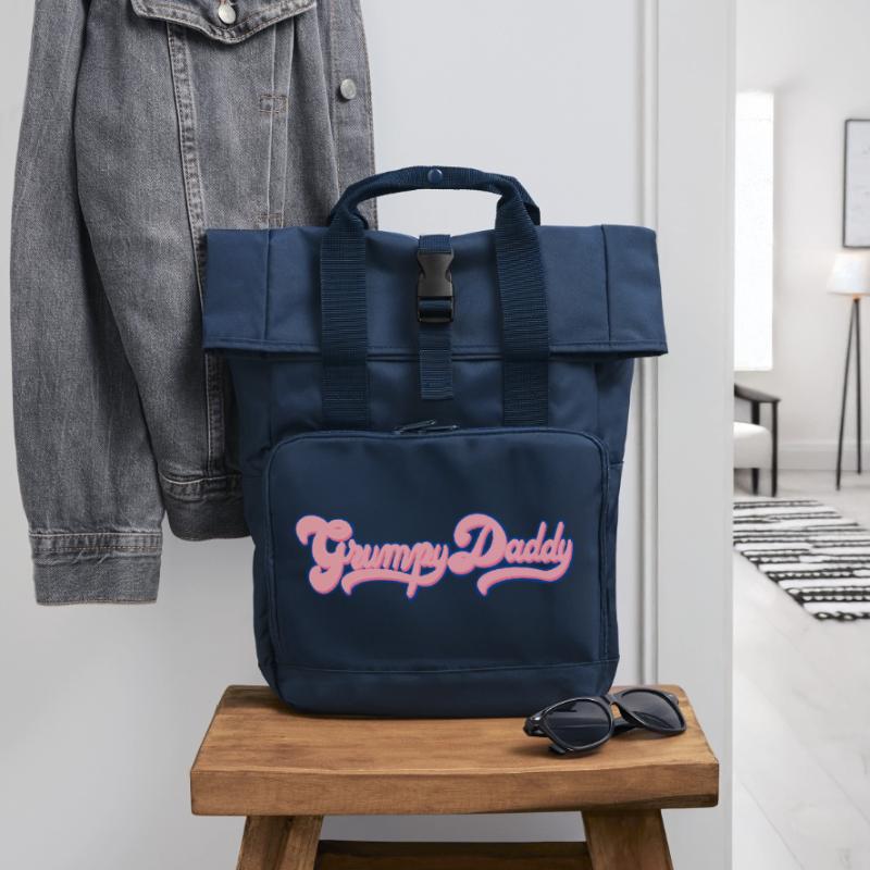 Grumpy Daddy Retro Script - Farbe "Bubble Gum" Rolltop Rucksack mit zwei Griffen