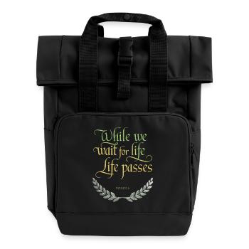 Seneca | Während wir auf das Leben warten, vergeht das Leben - Rolltop Rucksack mit zwei Griffen - Schwarz - Vorne