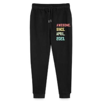 Großartig seit April 2023 - Stanley/Stella Teenager Bio Jogginghose Mini Mover  - Schwarz - Vorne