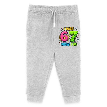 7. Geburtstag Kinder 67 Meme Humor Geschenkidee - Kinder Organic Jogginghose Mini Mover von Stanley/Stella - Grau meliert - Vorne