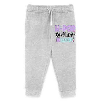 K Pop Birthday Squad - Kinder Organic Jogginghose Mini Mover von Stanley/Stella - Grau meliert - Vorne