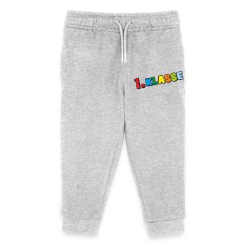 1. Klasse - Bunte Buchstaben Schulanfang Design - Kinder Organic Jogginghose Mini Mover von Stanley/Stella - Grau meliert - Vorne