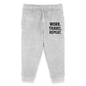 Work Travel Repeat – Abenteuer & Backpacker Shirt - Kinder Organic Jogginghose Mini Mover von Stanley/Stella - Grau meliert - Vorne