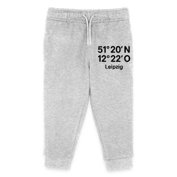 Leipzig Koordinaten Druck - Kinder Organic Jogginghose Mini Mover von Stanley/Stella - Grau meliert - Vorne