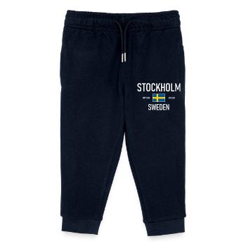 Stockholm - Schweden - Sverige Flagge Koordinaten - Kinder Organic Jogginghose Mini Mover von Stanley/Stella - Navy - Vorne