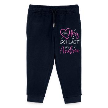 Mein Herz schlägt für Andrea - Kinder Organic Jogginghose Mini Mover von Stanley/Stella - Navy - Vorne