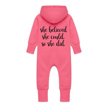 Sie glaubte sie konnte, so tat sie - Baby Bio Sweat Overall mit Kapuze - Fuchsia - Hinten