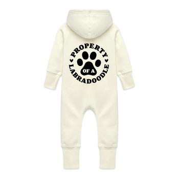 Eigentum eines Labradoodles - Baby Bio Sweat Overall mit Kapuze - Vanille-Milchshake - Hinten
