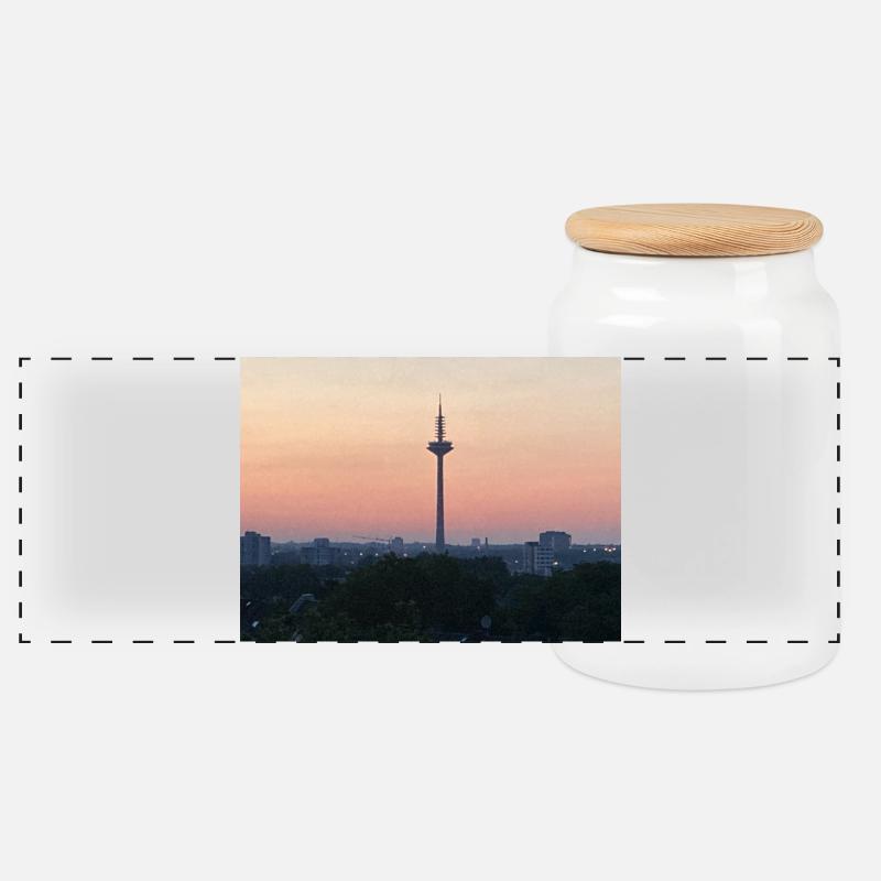 Dämmerungsskyline mit Turm-Silhouette - Panorama Keksdose mit Holzdeckel - Weiß