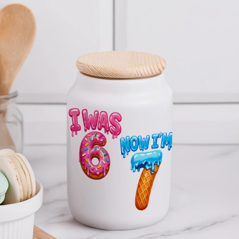 7e anniversaire, garçon de 7 ans, j’avais 6 ans maintenant dans 7 ans Boîte à biscuits avec couvercle en bois