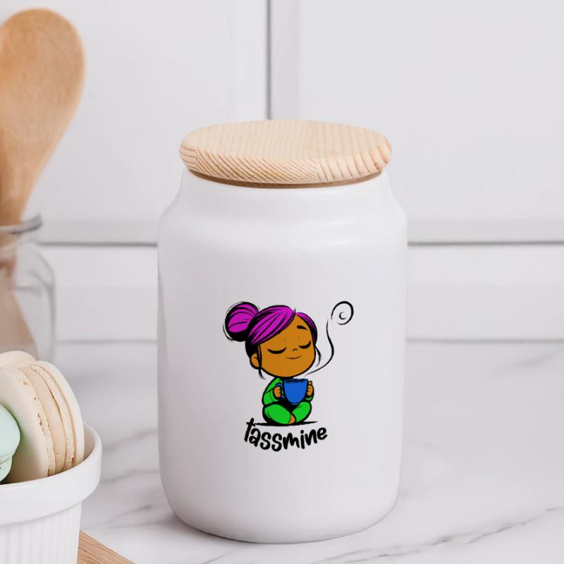 Tassmine enspannt mit einer Tasse Tee oder Kaffee Panorama Keksdose mit Holzdeckel