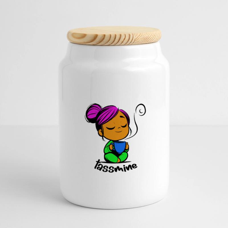 Tassmine enspannt mit einer Tasse Tee oder Kaffee Panorama Keksdose mit Holzdeckel