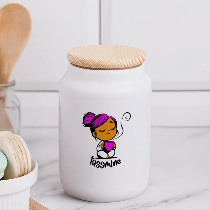 Tassmine enspannt mit einer Tasse Tee oder Kaffee Panorama Keksdose mit Holzdeckel