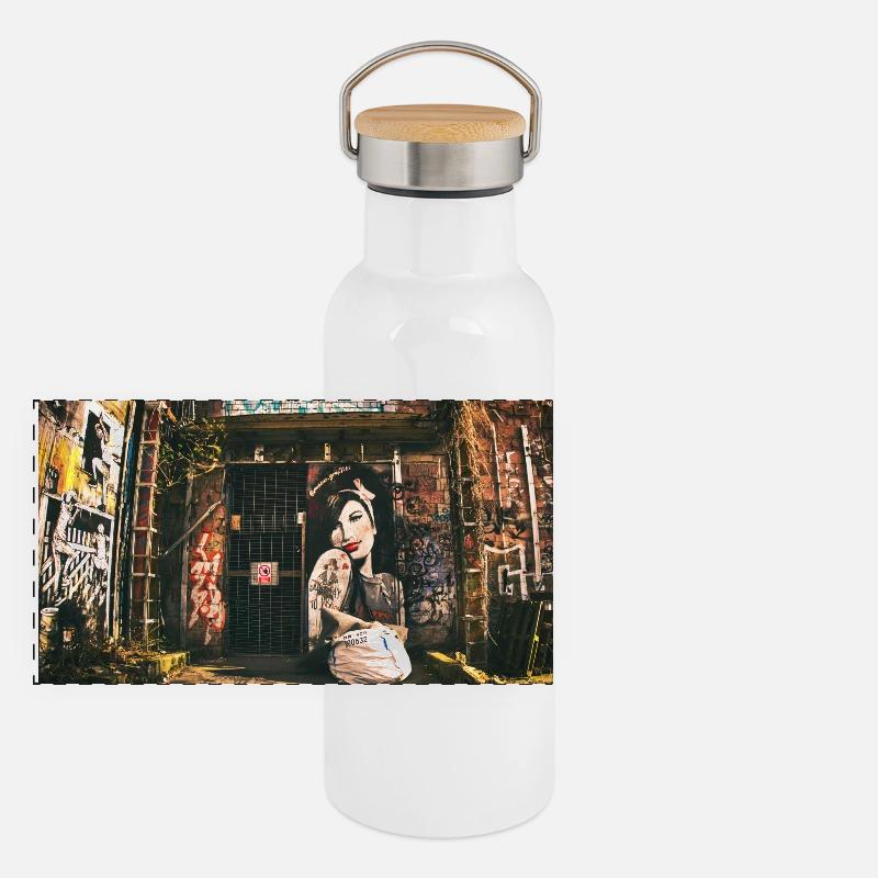 Portrait de graffiti urbain dans le style de la rue Gourde isotherme avec bouchon en bambou