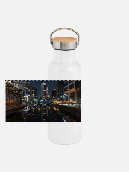 Urbane Reflexion bei Nacht - Panorama Thermosflasche mit Bambusdeckel - Weiß