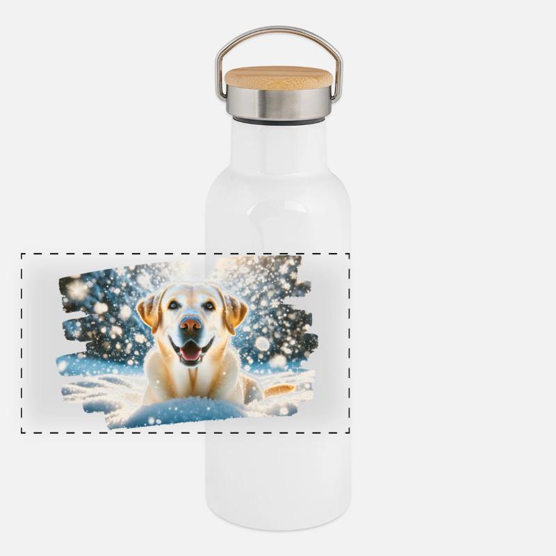 Glücklicher Labrador im Winterschnee Panorama Thermosflasche mit Bambusdeckel