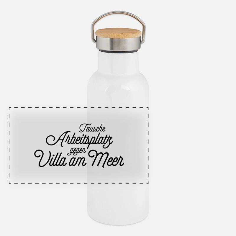 Meer vs Arbeitsplatz | Lustiger Home Office Spruch Panorama Thermosflasche mit Bambusdeckel