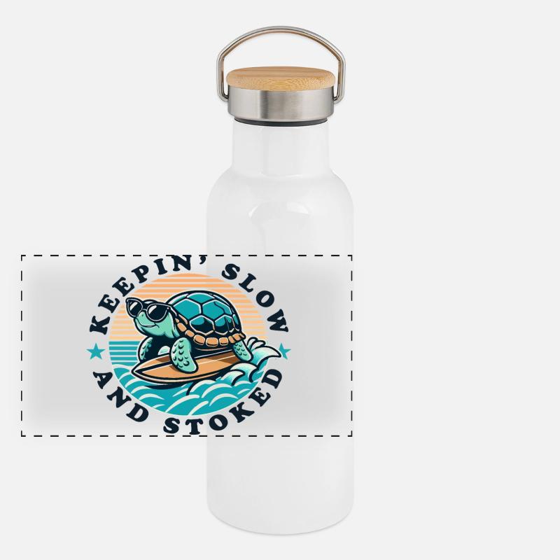 Surfende Schildkröte Keepin Slow and Stoked Panorama Thermosflasche mit Bambusdeckel