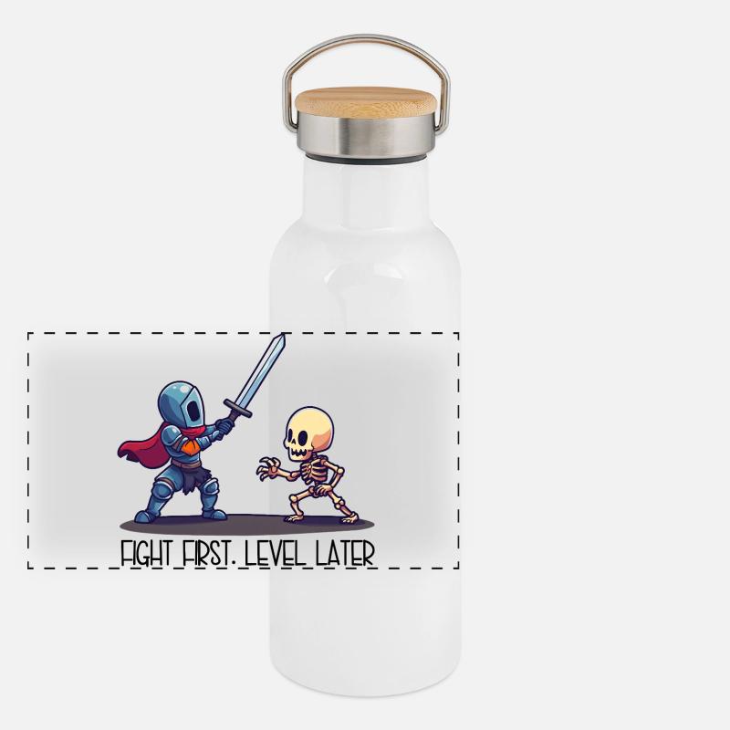 First Fight, Level Later – Ritter vs Skelett Panorama Thermosflasche mit Bambusdeckel