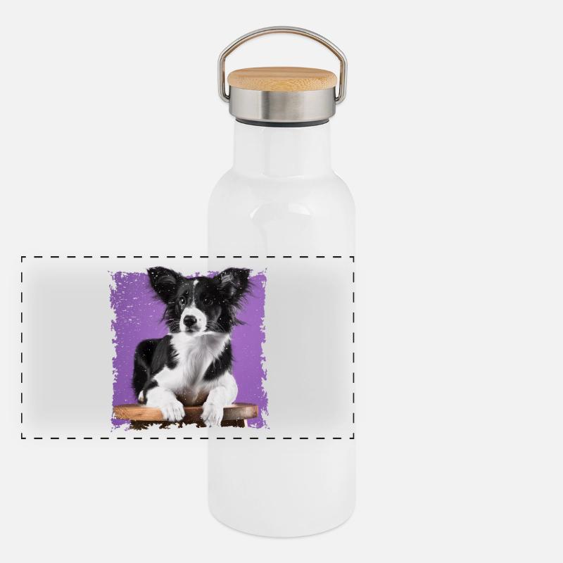Hund sitzt auf Hocker Panorama Thermosflasche mit Bambusdeckel
