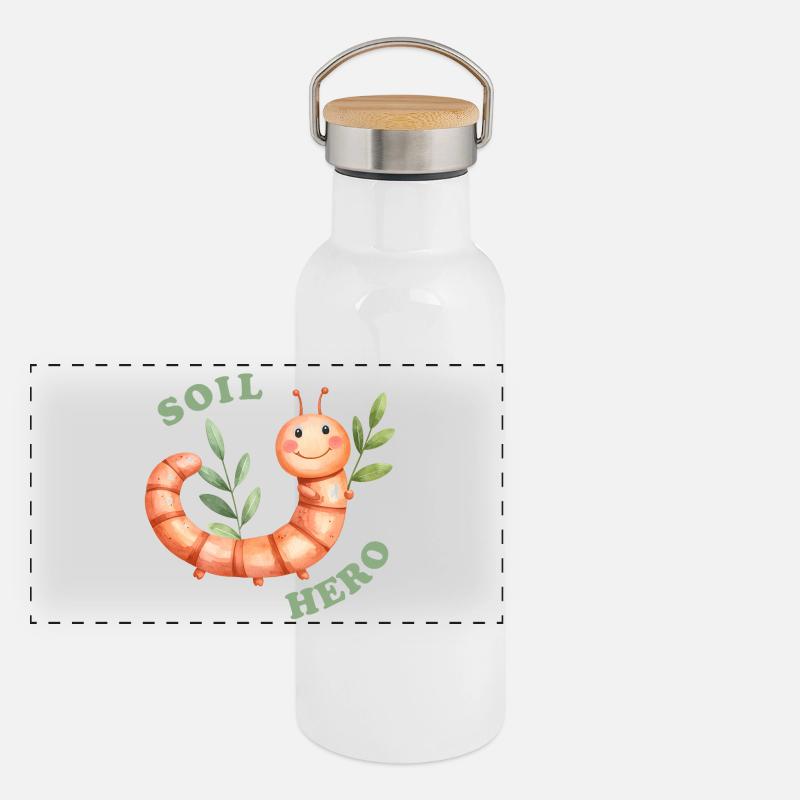 Fröhliche Öko-Heldin - Regenwurm mit Blättern im Hintergrund Panorama Thermosflasche mit Bambusdeckel