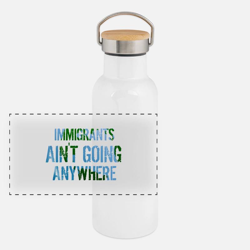 IMMIGRANTS AIN'T GOING ANYWHERE Immigranten Rechte Panorama Thermosflasche mit Bambusdeckel