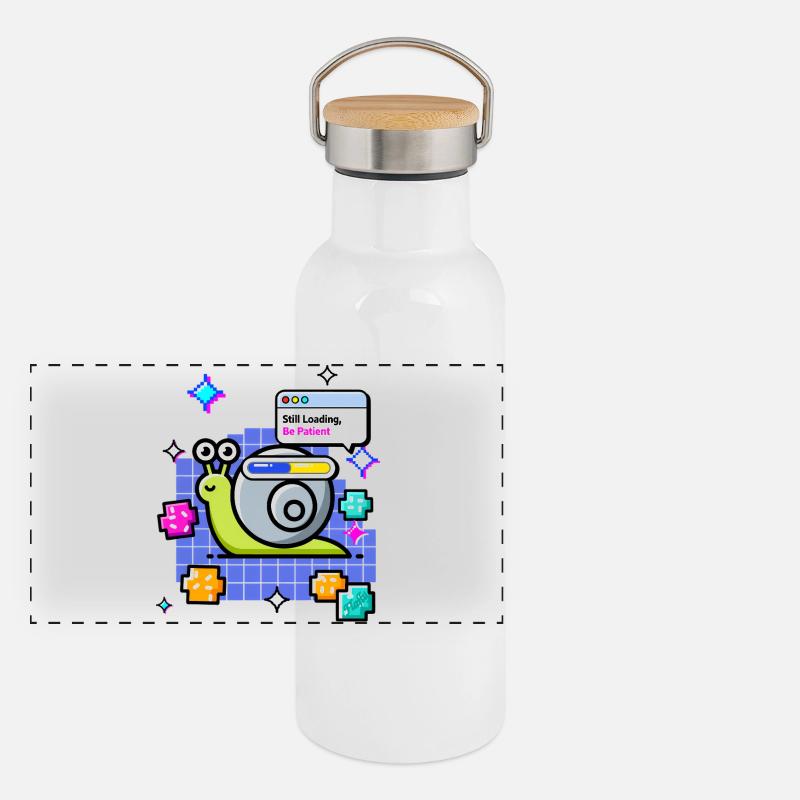 🐌 Still Loading – Meditierende Schnecke auf der Wi-Fi-Route Panorama Thermosflasche mit Bambusdeckel