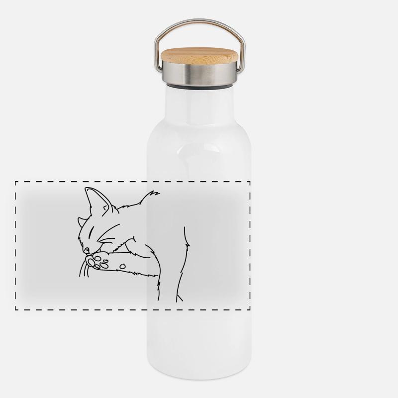 Katze schleckt Pfote ab. Geschenkidee Panorama Thermosflasche mit Bambusdeckel