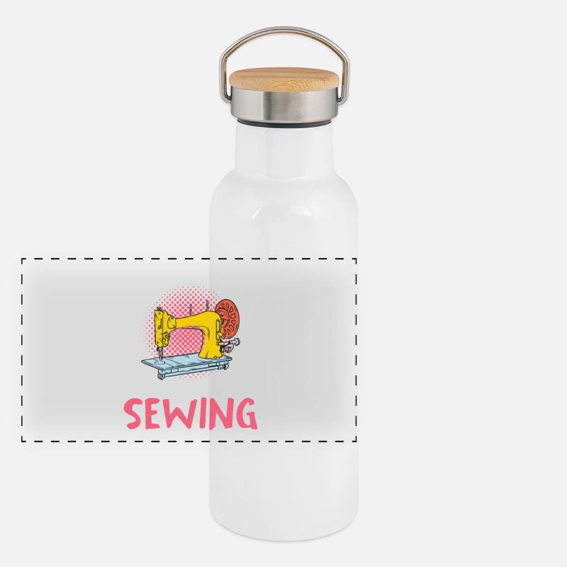 Nur ein Mädchen liebt Nähen Panorama Thermosflasche mit Bambusdeckel