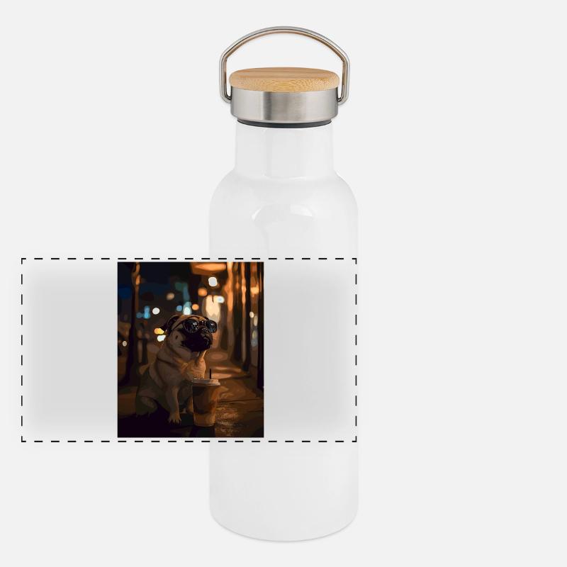 Mops mit Sonnenbrille und Eiskaffee Panorama Thermosflasche mit Bambusdeckel