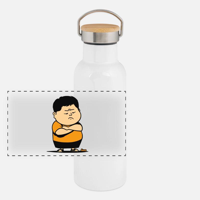 Bockiger Junge mit verschränkten Armen und Schmoll Panorama Thermosflasche mit Bambusdeckel