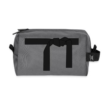 Schwarzer Gürtel. Geschenkidee - Recycelte Kulturtasche - Anthrazit - Vorne