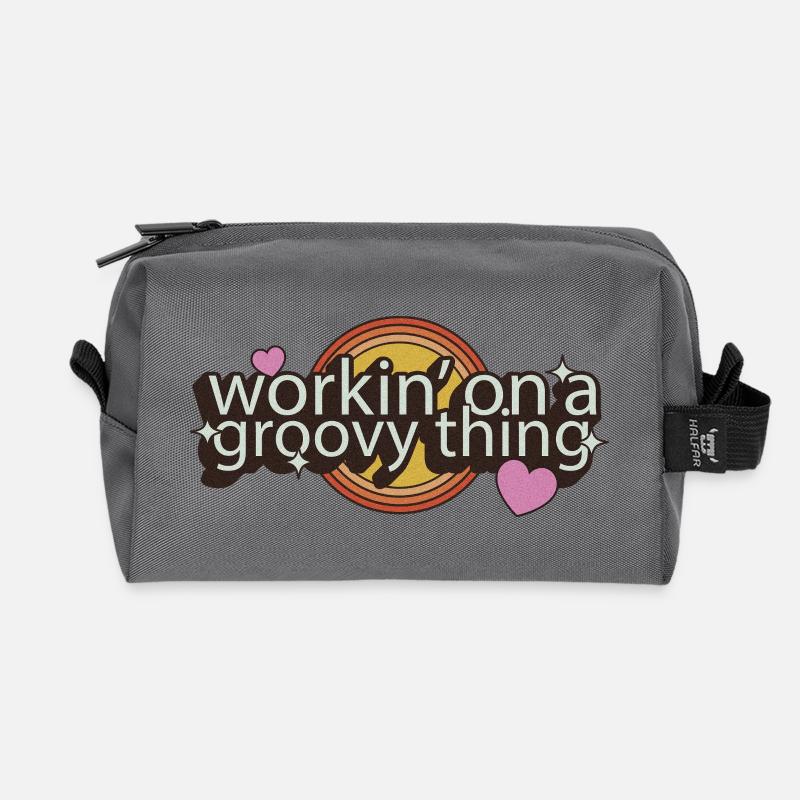 Workin’ on a Groovy Thing – 70s Schriftzug - Recycelte Kulturtasche - Anthrazit