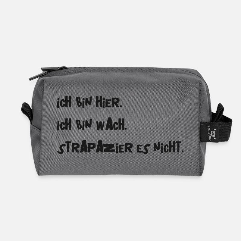 Ich bin hier. Ich bin wach. Strapazier es nicht. - Recycelte Kulturtasche - Anthrazit