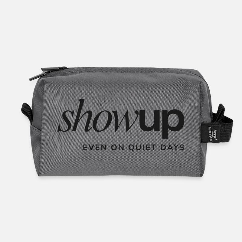 Show Up Even on Quiet Days – Statement Design  - Recycelte Kulturtasche - Anthrazit