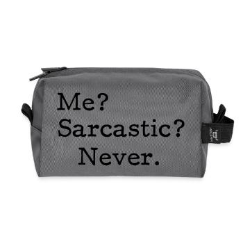 Me? Sarcastic? - Never. - Recycelte Kulturtasche - Anthrazit - Vorne