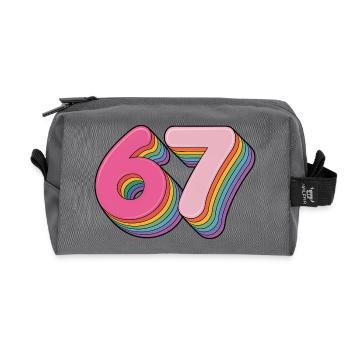 67 - Funny Six Seven T-Shirt - Recycelte Kulturtasche - Anthrazit - Vorne