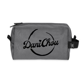 DaniChou Logo Stickerei - Recycelte Kulturtasche - Anthrazit - Vorne