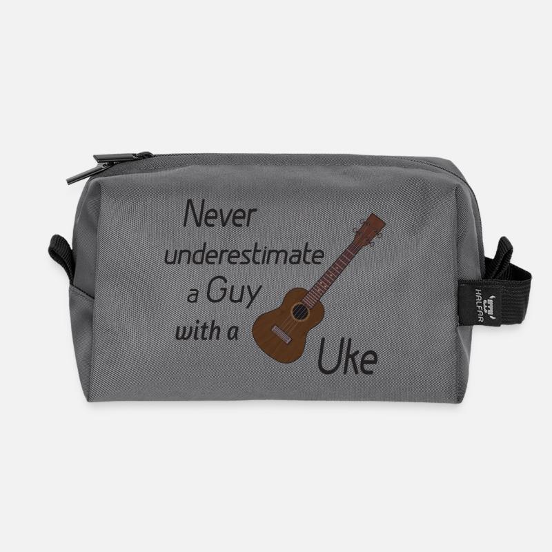 Never underestimate a guy with a Uke! schwarz - Recycelte Kulturtasche - Anthrazit