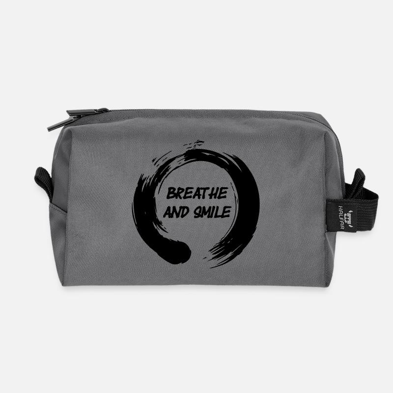 Enso-Zen-Kreis mit Text "Atem und Lachen" - Recycelte Kulturtasche - Anthrazit