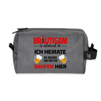 JGA Bräutigam Outfit mit lustigem Spruch - Recycelte Kulturtasche - Anthrazit - Vorne